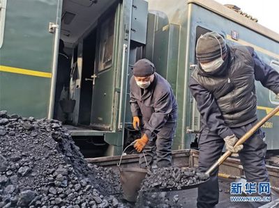 綠皮火車上的“煤工” 每天拎2000多桶煤炭，只為溫暖他人的回家路